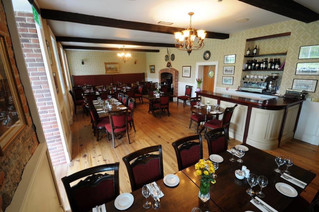 Готель Ashbrook Arms Townhouse And Restaurant Дарроу Екстер'єр фото